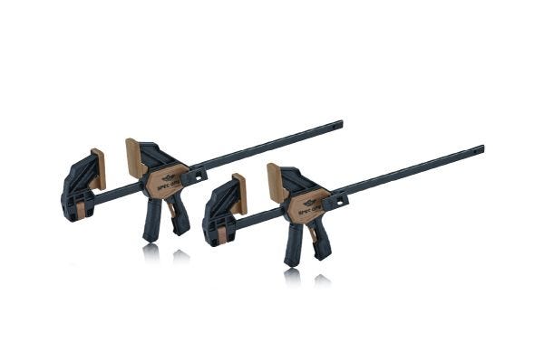 Two medium parallel 13-in Spec Ops Tools Single Hand Trigger Clamps with black bodies and wooden handles on a white background.

Dos sargentos para carpintería mediano y paralelos de 13 pulgadas de Spec Ops Tools con cuerpos negros y mangos de madera